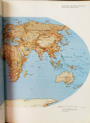 VINTAGE CAPPELENS INTERNASJONALE ATLAS – HARDCOVER 1981 (NORWEGIAN LANGUAGE)
