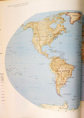 VINTAGE CAPPELENS INTERNASJONALE ATLAS – HARDCOVER 1981 (NORWEGIAN LANGUAGE)