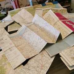 bundle of 12 UK maps & DONCASTER a-z useful for a crafting project?