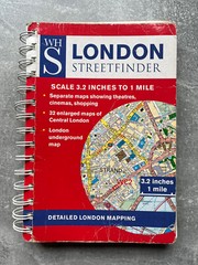 WH Smith LONDON Streetfinder Atlas / Map – 1999 – 268 Page Book (Ring Bound)