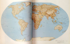 VINTAGE CAPPELENS INTERNASJONALE ATLAS – HARDCOVER 1981 (NORWEGIAN LANGUAGE)