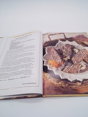 Hershey’s Best-Loved Recipes Hardcover Cookbook Chocolate Desserts Illustrated