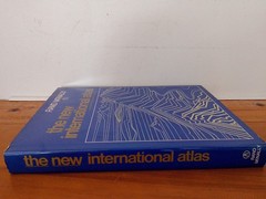 Rand McNally ‘The New International Atlas’ (1981) – Hardcover, Blue Dust Jacket