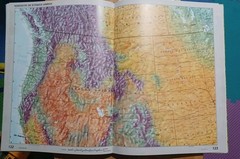 Atlas Pictórico del Mundo Hardcover 1993 Español Keith Brook Tormont Publication