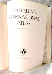 VINTAGE CAPPELENS INTERNASJONALE ATLAS – HARDCOVER 1981 (NORWEGIAN LANGUAGE)
