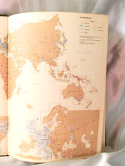 VINTAGE CAPPELENS INTERNASJONALE ATLAS – HARDCOVER 1981 (NORWEGIAN LANGUAGE)