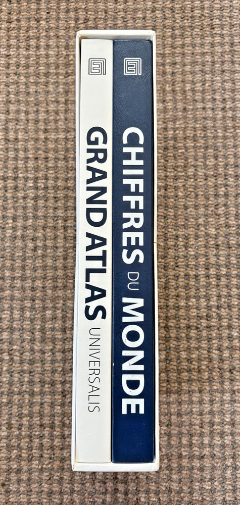 Encyclopaedia Universalis: Grand Atlas & Chiffres du Monde, 2vol. HC in Slipcase