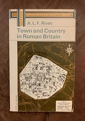 Town and Country in Roman Britain (Univ… by Rivet, A.L.F. Paperback / softback