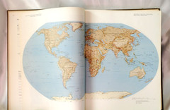 VINTAGE CAPPELENS INTERNASJONALE ATLAS – HARDCOVER 1981 (NORWEGIAN LANGUAGE)