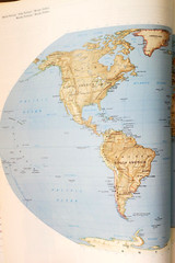 VINTAGE CAPPELENS INTERNASJONALE ATLAS – HARDCOVER 1981 (NORWEGIAN LANGUAGE)