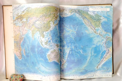VINTAGE CAPPELENS INTERNASJONALE ATLAS – HARDCOVER 1981 (NORWEGIAN LANGUAGE)