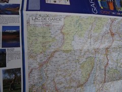 LAC DE GARDE CARTE TOURISTIQUE. En Francais. 95cm x 68cm. Informations Navigants